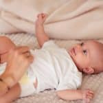 Selles vertes chez le nourrisson : est-ce normal ? Causes, allaitement, lait infantile et signes à surveiller